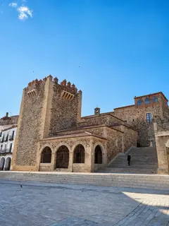 La torre como icono patrimonial: fotogénica, inconfundible y muy instagrameable.