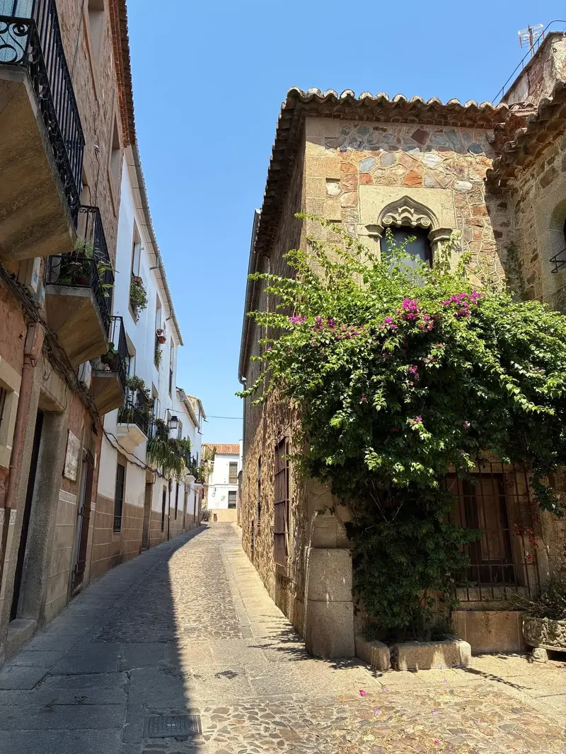 Portada del libro de leyendas de Caceres